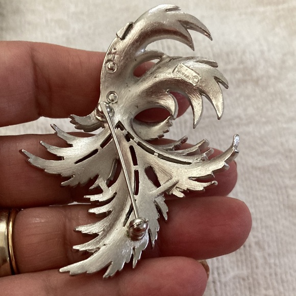 Vintage crown Trifari brooch. Slightly over 3 inches. Perfect. Sweeping scallop - Picture 7 of 7